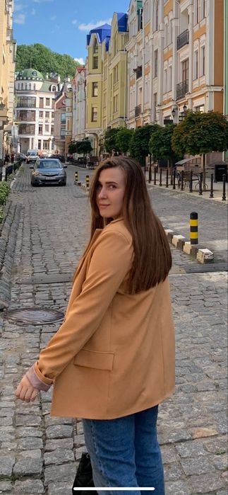 Бежевий піджак подовжений