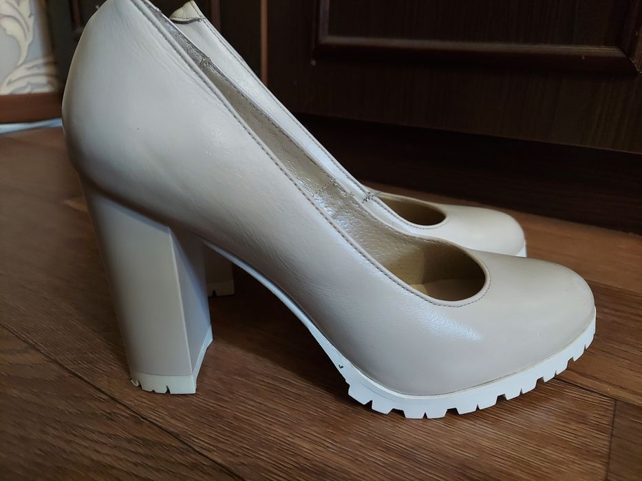 Жіночі шкіряні туфлі