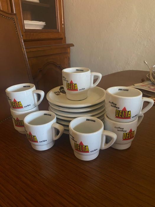 Conjunto Vintage de 7 Chávenas e 7 Pires – Porcelana Delta