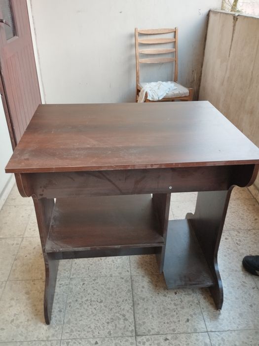 Стол компьютерный,состояние ,как новый,с выдвижной полкой.Размеры 80х6