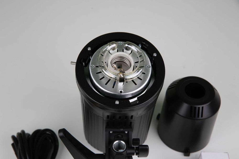 Вспышка Godox SK300II новая с гар. 12мес. Студийное освещение.