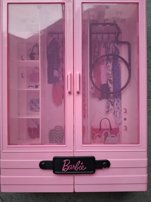Szafa Barbie z ubraniami i akcesoriami