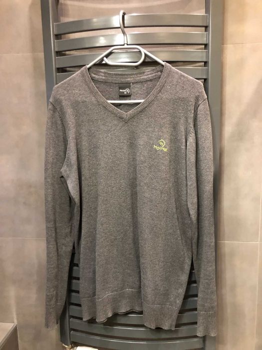 szary sweterek męski rozmiar M House dekolt w serek