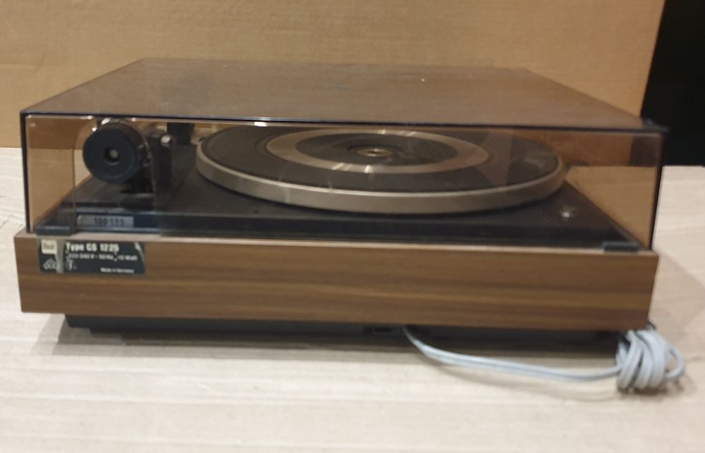 Автоматичний Hi-Fi програвач вінілових платівок Dual CS 1225.