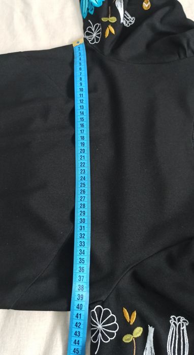 Чорна сукня з вишивкою на рукавах українського бренду Птаха 1613