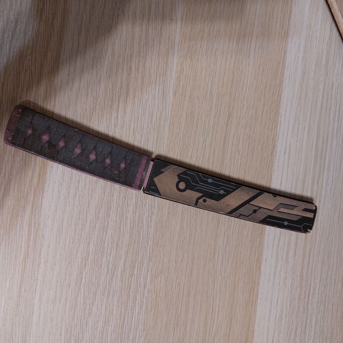 Ножі з дерева, рубанок, меч