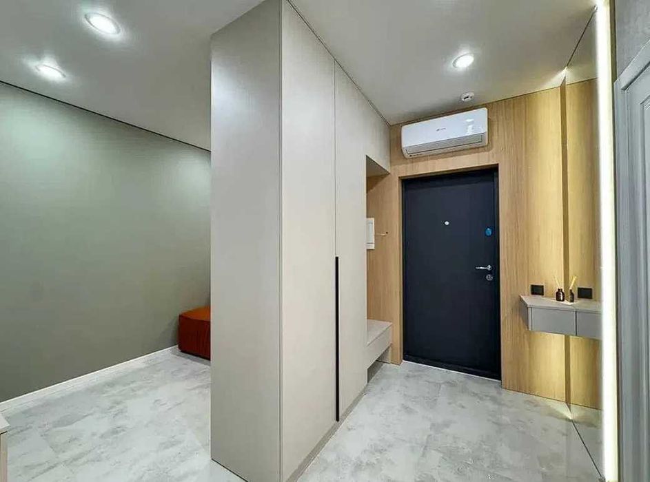 Сучасна однокімнатна поруч міського озера