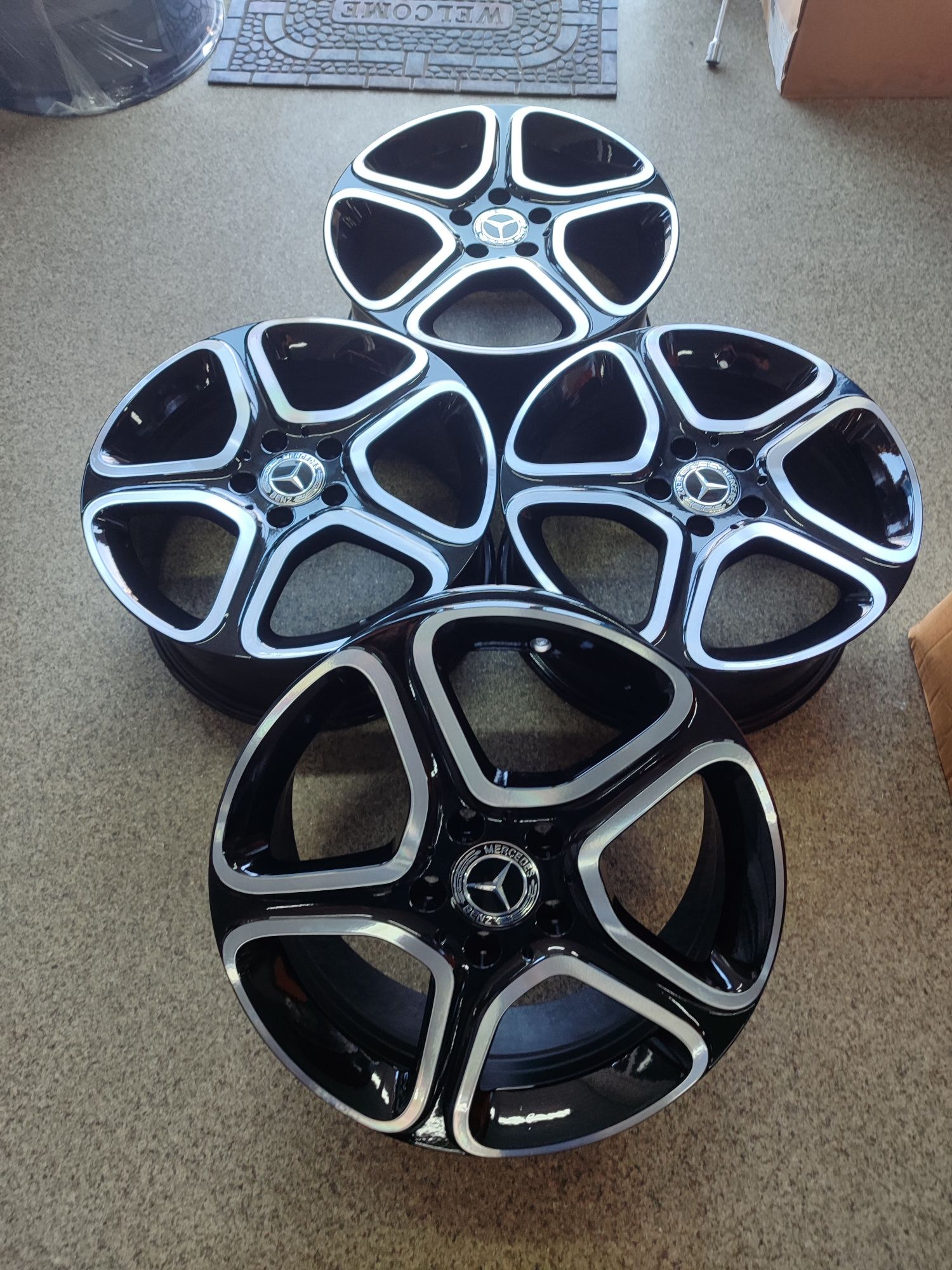 Литі диски mersedes R17 5x112 7.5 ET52 DIA 66.6

Исто