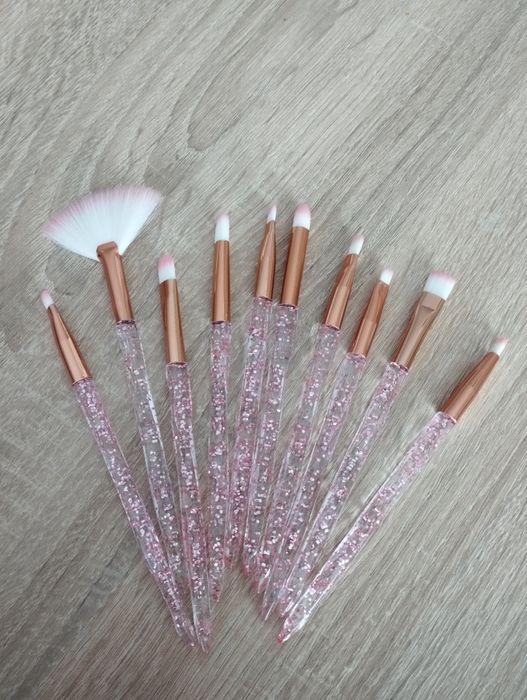 Pędzle do makijażu plus zestaw rzęs