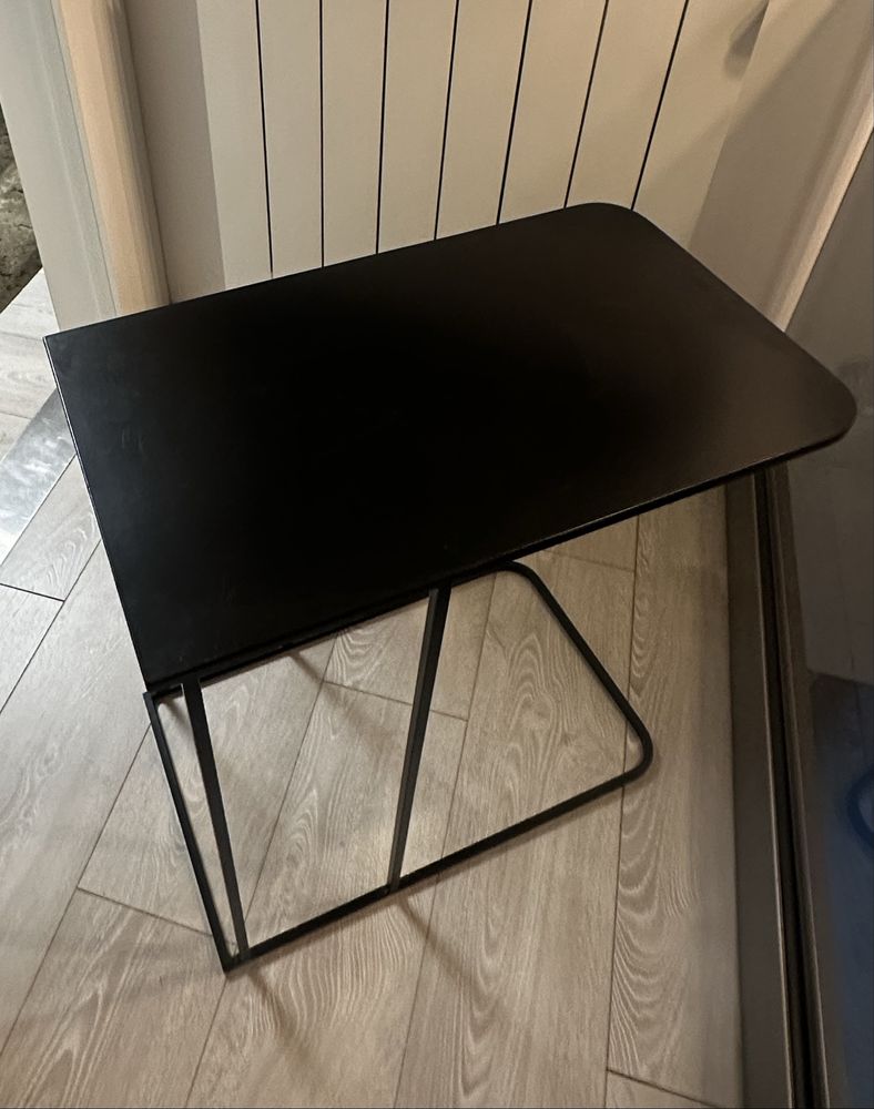 Mesa de Apoio em Metal Preto – Design Minimalista e Funcional