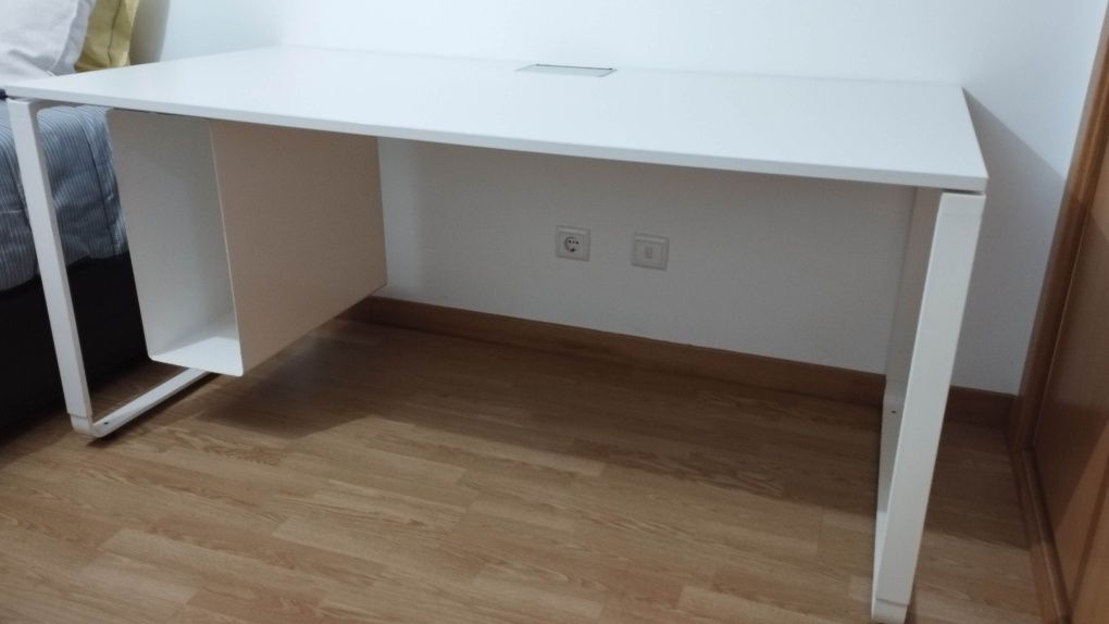 Mesa de escritório espaçosa