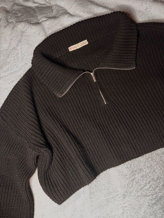 Укорочена вʼязана кофта чорного кольору з замочком