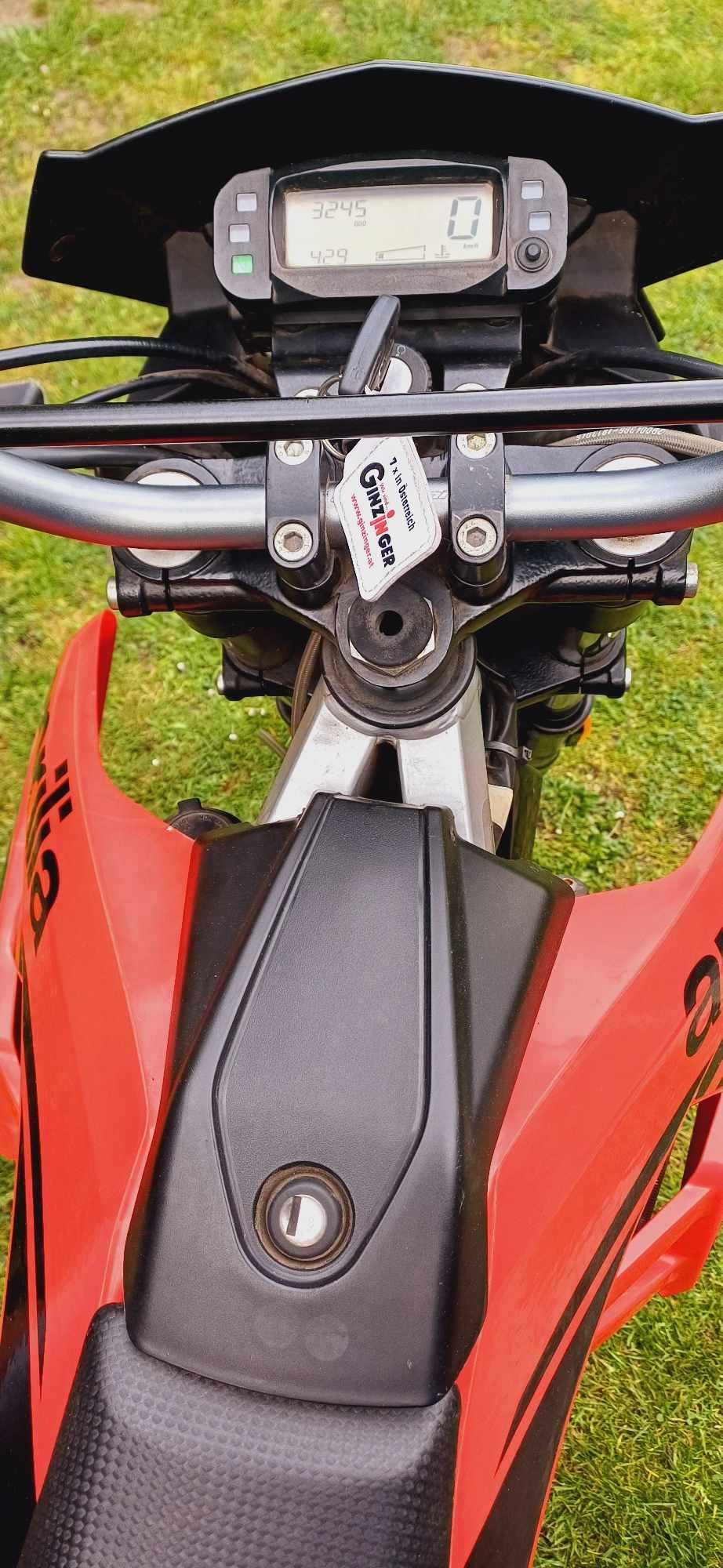 Aprilia SX 50 rok 2018, niski przebieg, idealny dla początkujących.