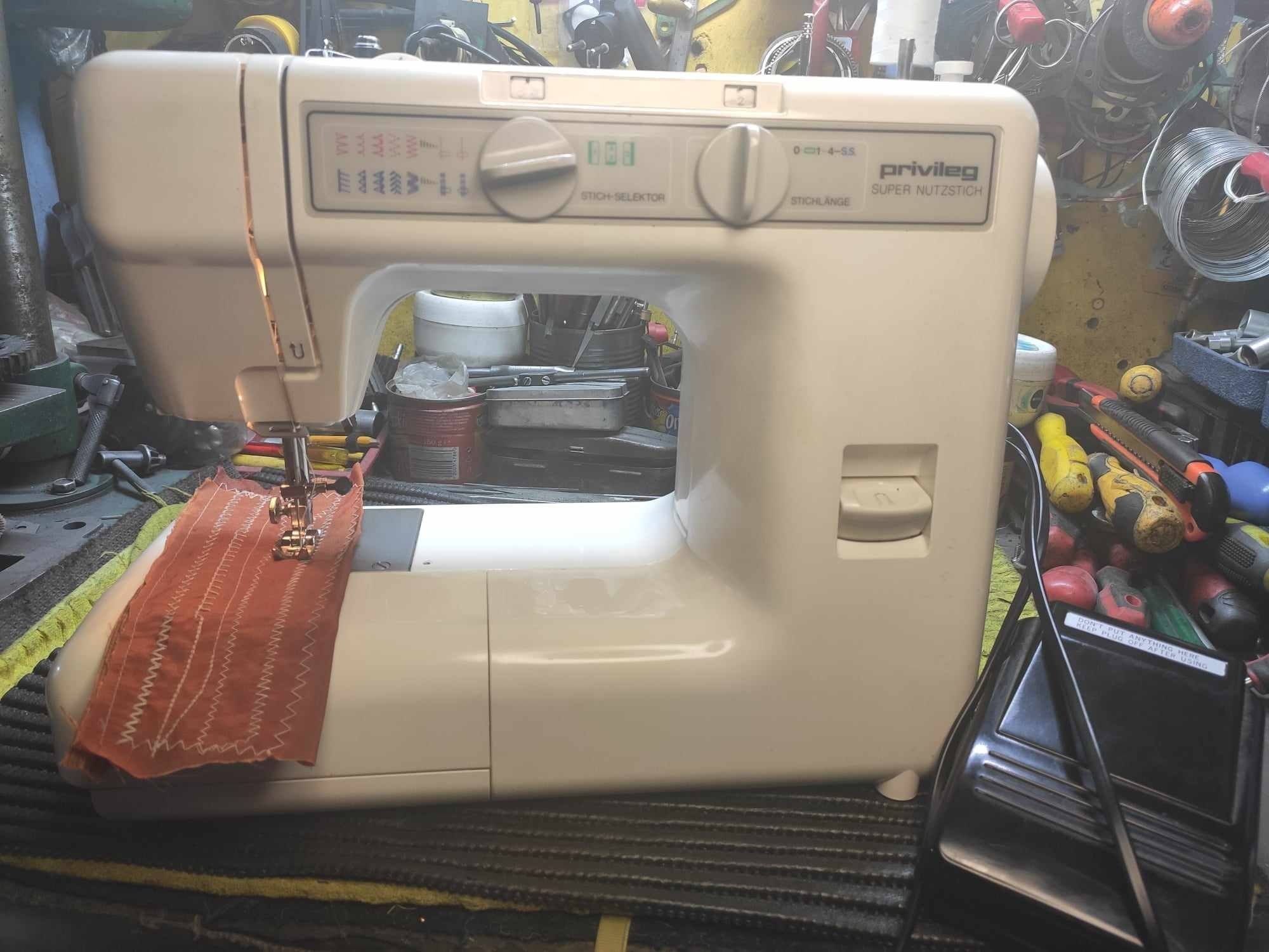 Maszyna do szycia Overlock 2, 3 i 4 nitkowy Privileg 344D