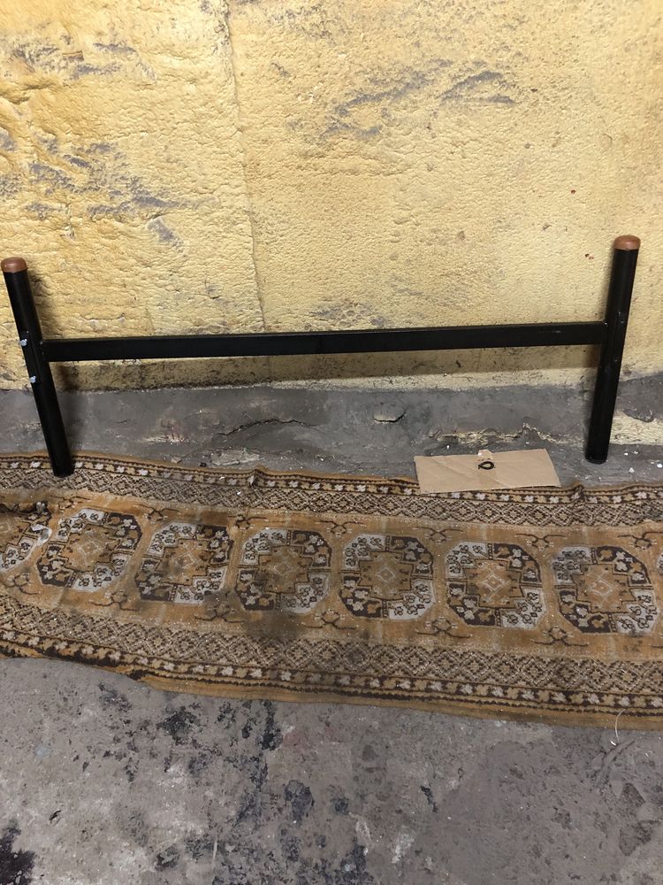 Cama de ferro castanho brilhante