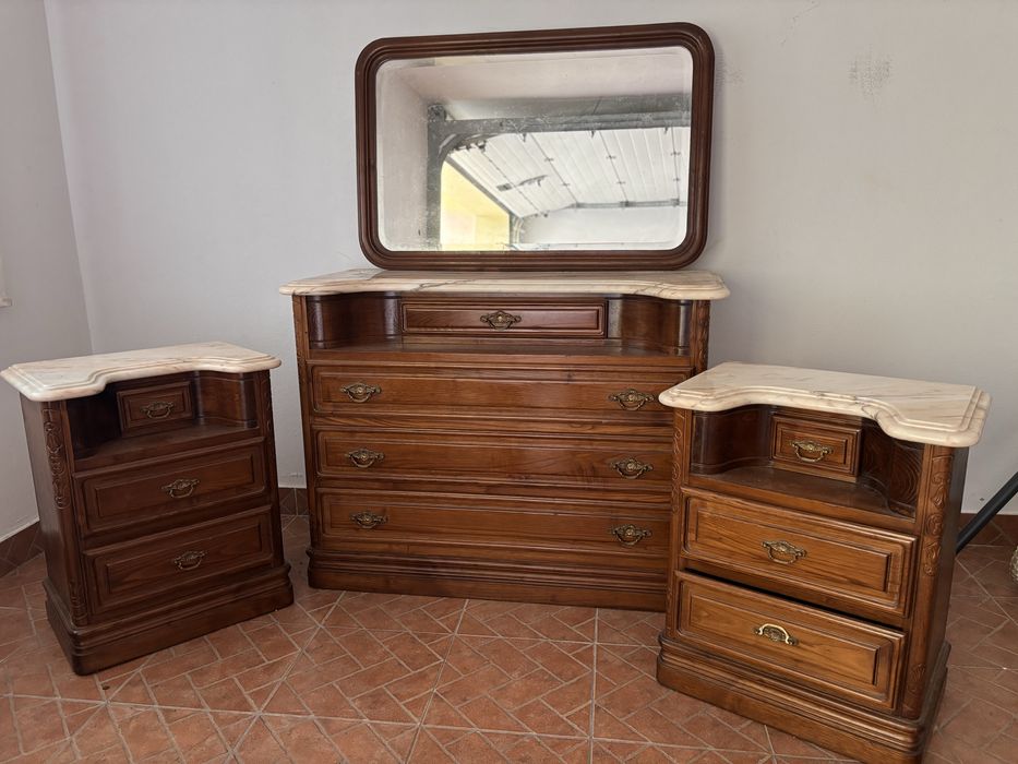 Cómoda + espelho e mesinhas de cabeceira.