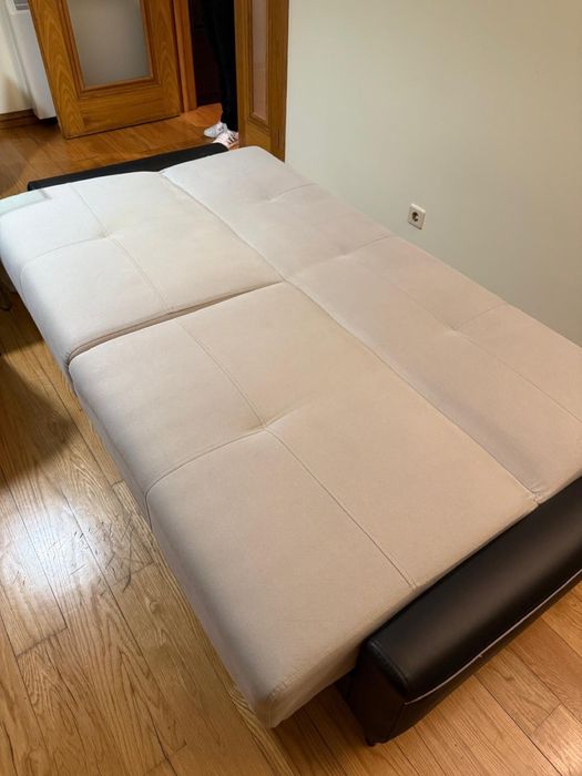 Sofá-Cama com Arrumacão ( com algumas marcas de uso )