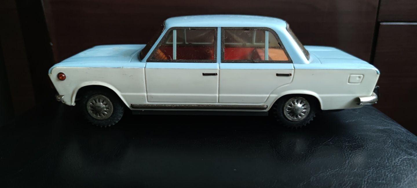 Fiat 125p zabawka prl