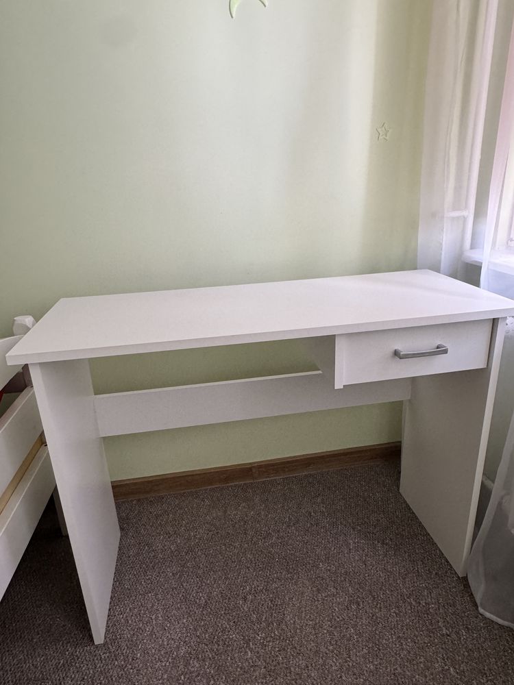 Białe biurko ikea