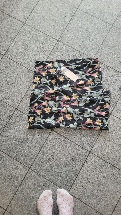 Szalik kwiaty czarny Orsay nowy 80 cm  x 170 cm