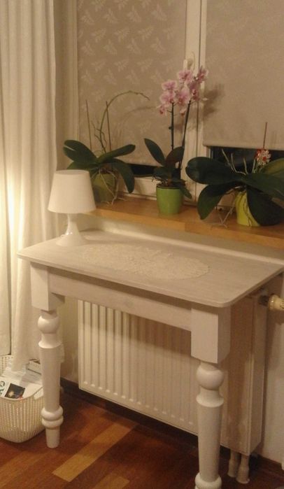 Konsola w stylu shabby chic