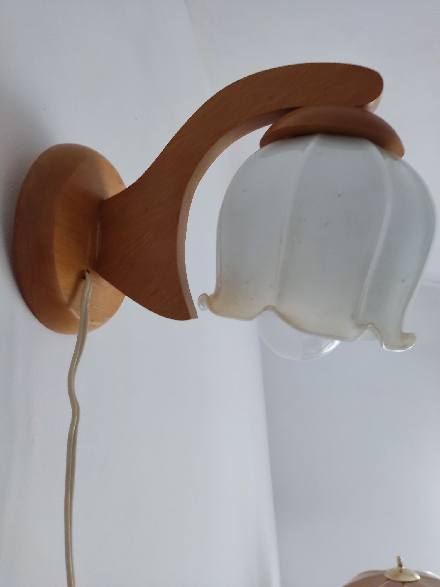 drewniany kinkiet z mlecznym szklanym kloszem SPRAWNA lampa