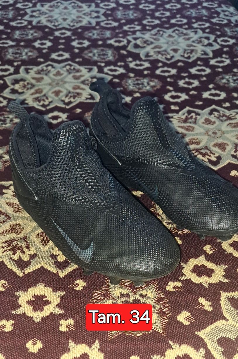 Chuteiras semi novas da Nike e Adidas.