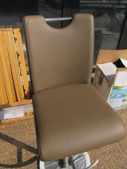 Stołek barowy hoker skórzany z podnóżkiem obrotowy do salonu fryzjer