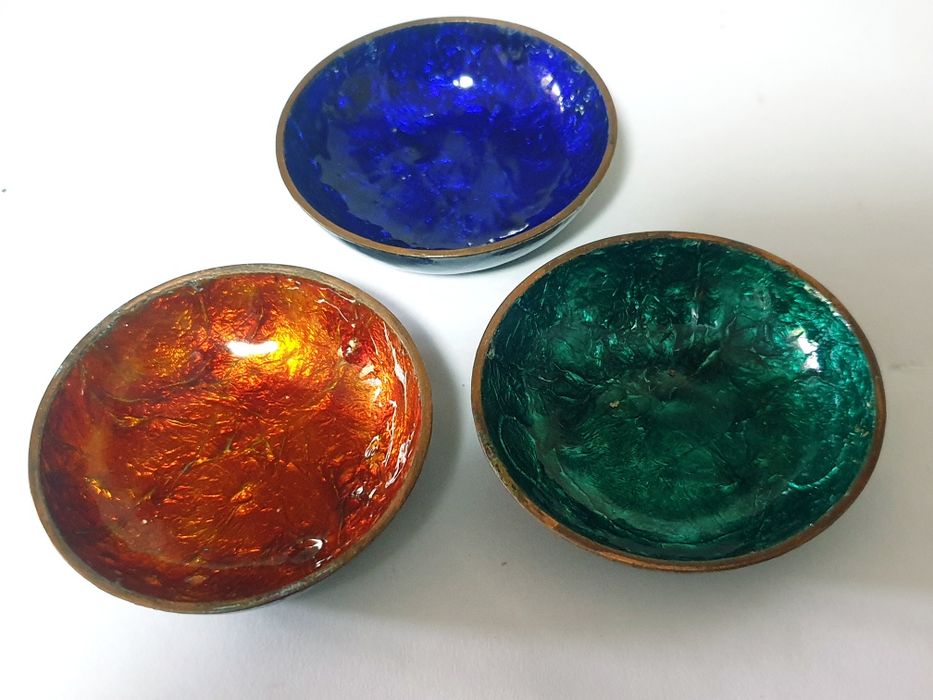 Conjunto de 3 lindas pequenas taças esmaltada dos anos '50