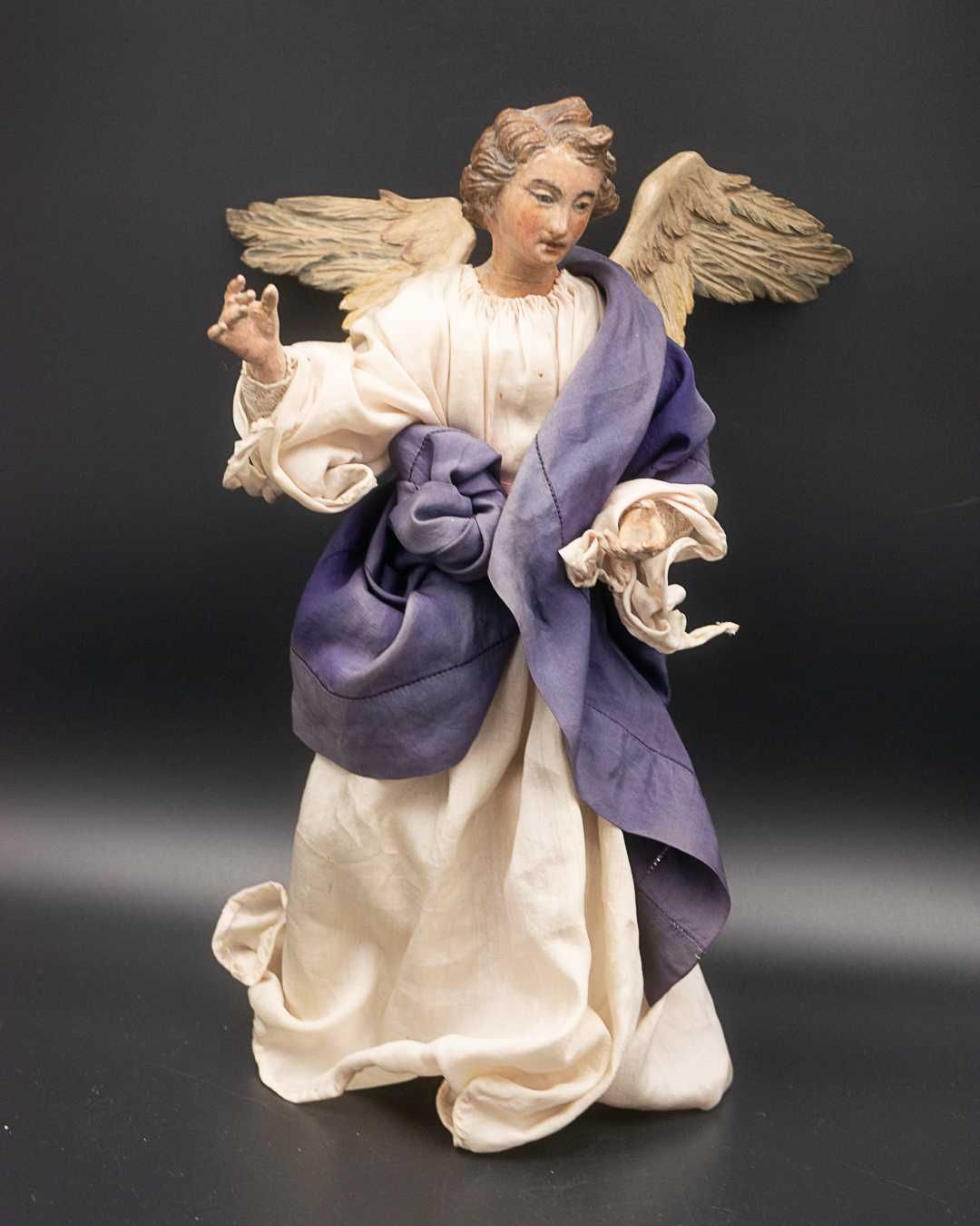 Drewniana rzeźba, anioł w ubraniach, XVIII/XIX w.
