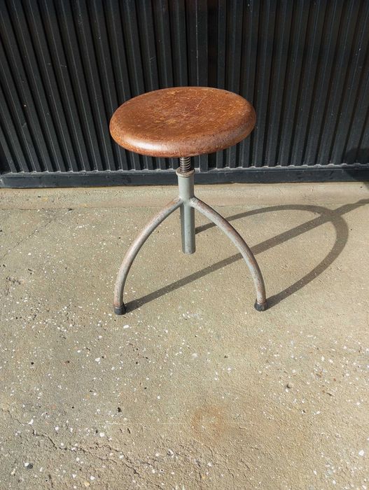 Banco em metal antigo