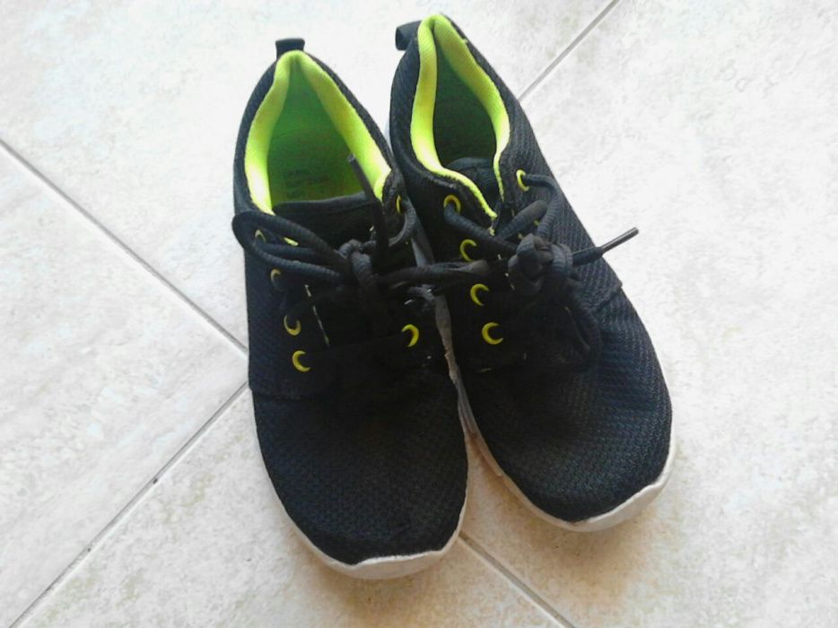 Tennis criança pretos com sola branca