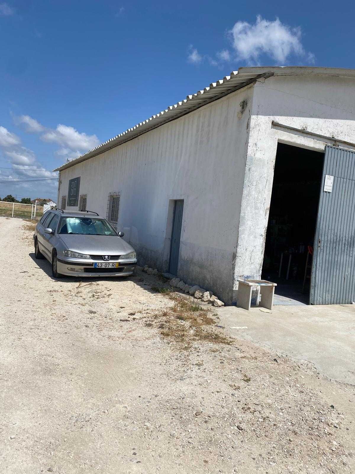 Alugo Armazem com 200m2, situado na estrada nacional 118  troco 2