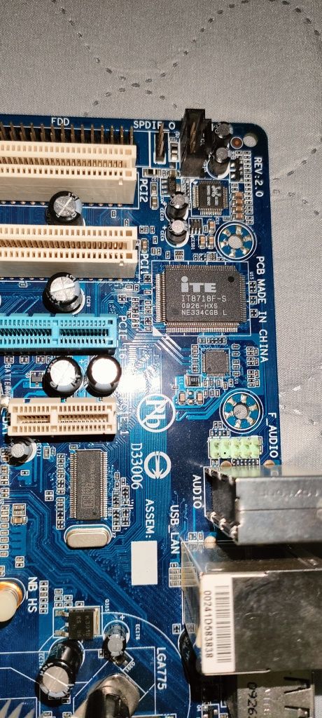 Płyta główna Gigabyte GA-G31M-ES2L rev. 2.0
(rev. 2.x)
rev. 1.x
rev. 2