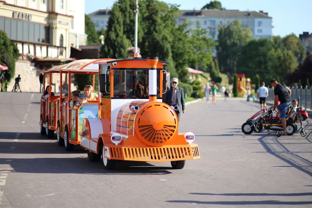 Паровоз. Потяг. Дитячий атракціон.