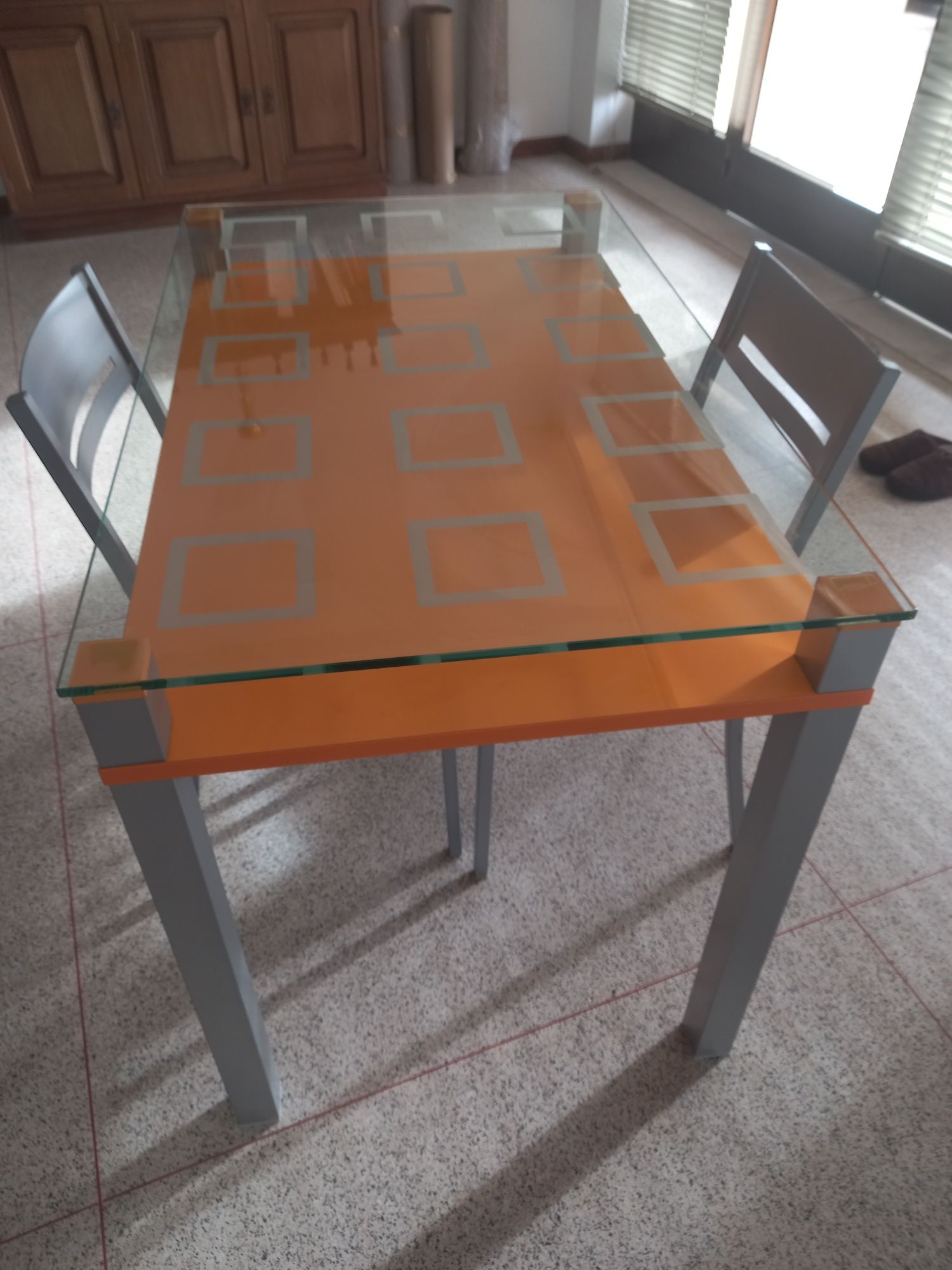 Mesa de cozinha, como nova e duas cadeiras com estrutura em inox.