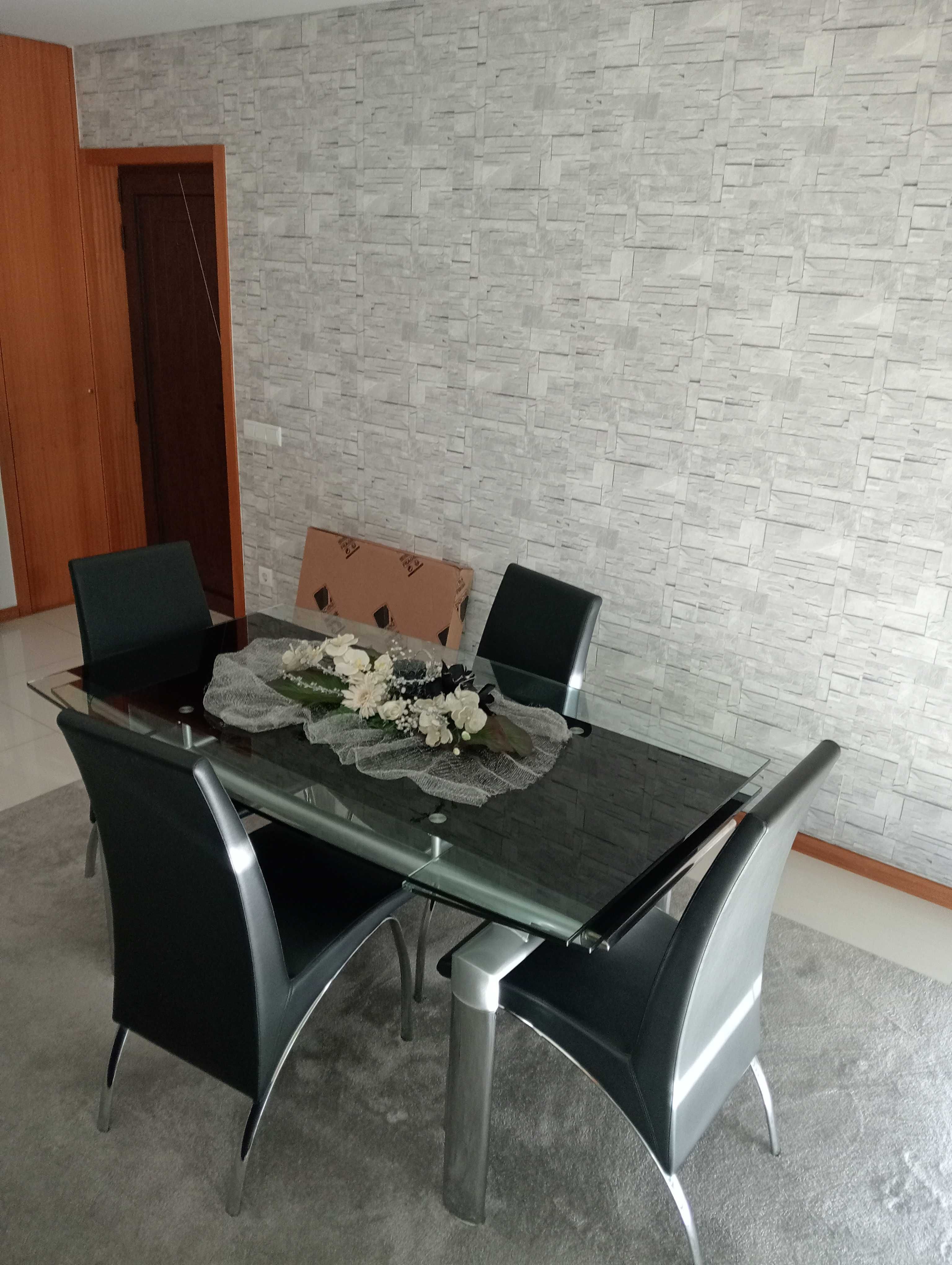 Mesa extensível com 4 cadeiras