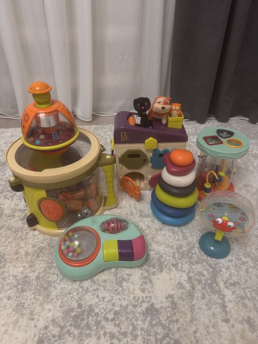 Іграшки battat. Барабан, дзиґа, сортер.