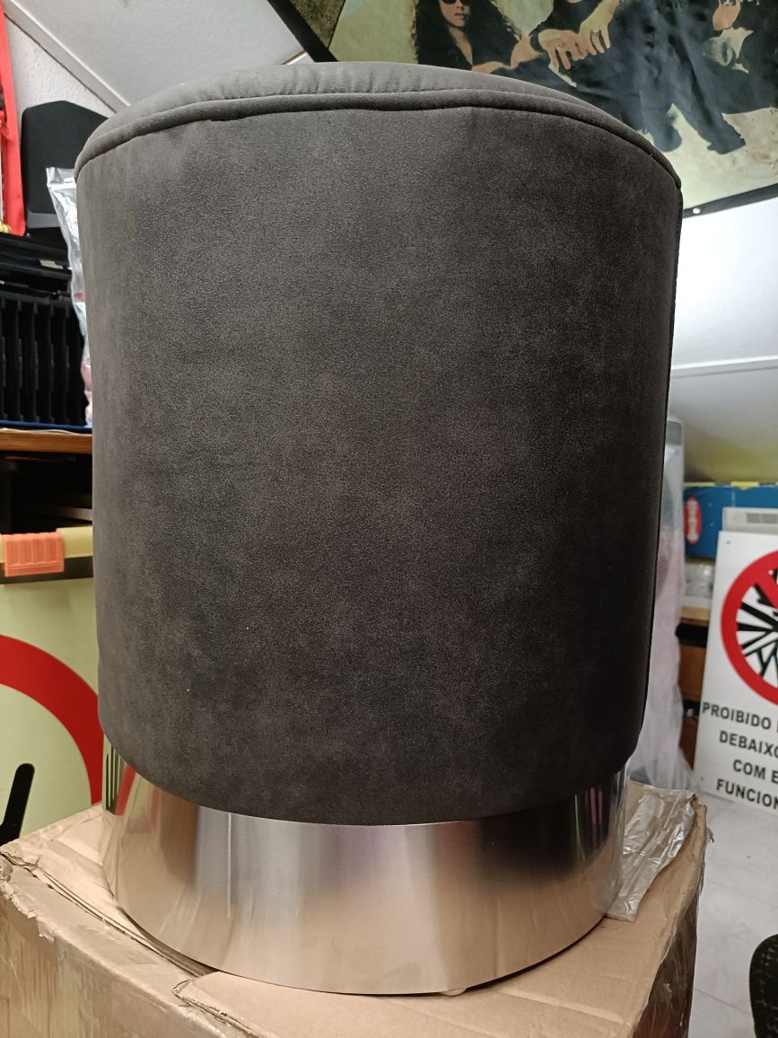Banco/Pouffe de veludo preto com uma faixa metalizada