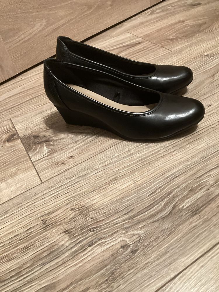 Buty na koturnie