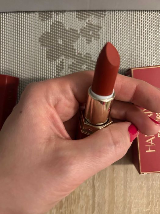 Szminka mocna czerwień Scarlet 02 Handaiyan