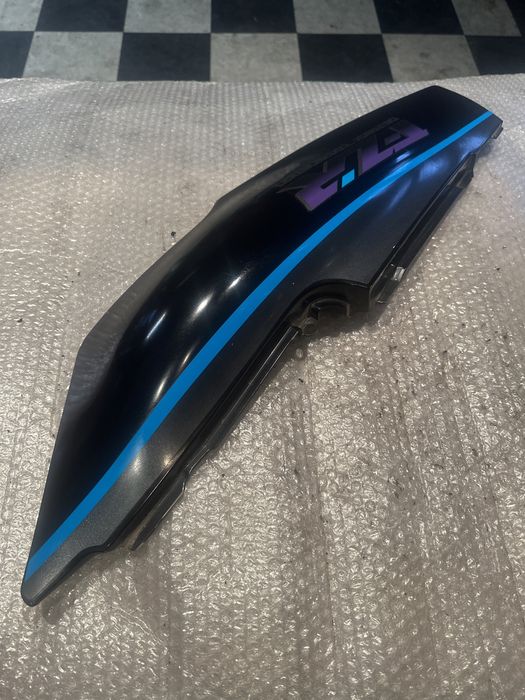 Osłona tylna prawa Yamaha FZR 600 Ogon Zadupek Tył Bok Boczek V321