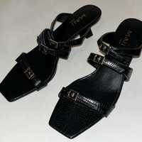 Czarne sandały marki Manu Atelier
