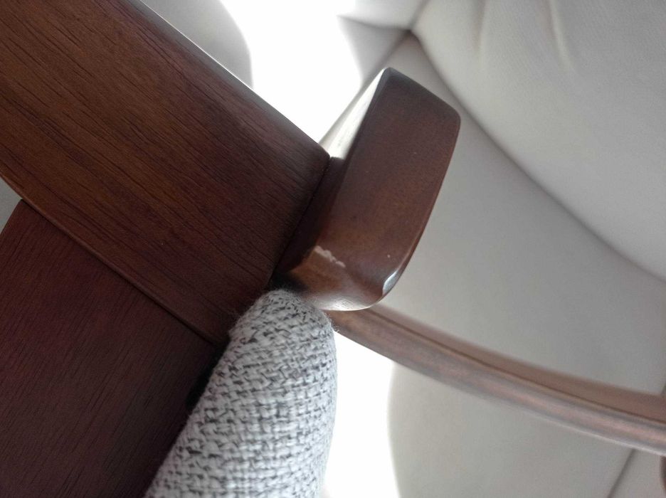 Zestaw dwóch krzeseł Henrico, nóżki orzech, szare siedzisko.