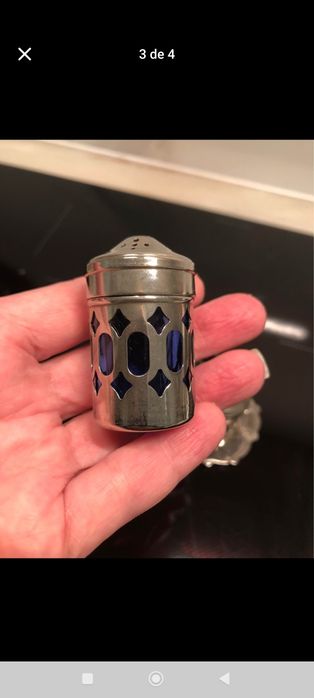 Saleiro e Pimenteiro em vidro azul cobalto c/estrutura casquinha prata