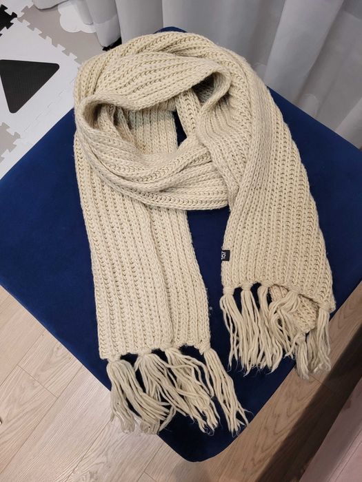 Długi beżowy szał zimowy