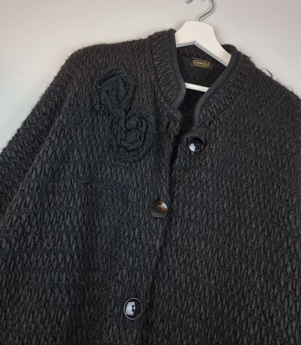Sweter czarny luźny ponczo damskie czarne wełniane zapinane na guziki