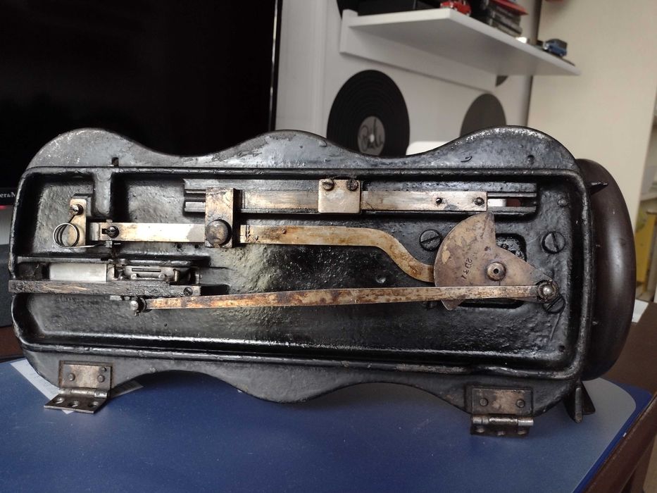 Stara maszyna do szycia do sprzedania.
