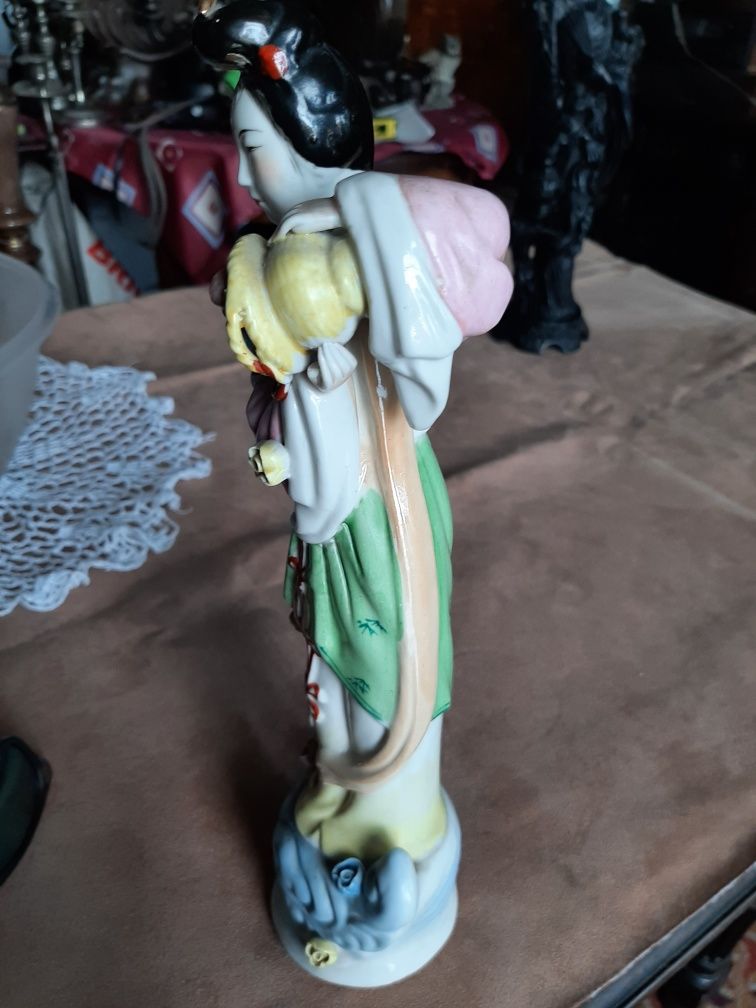 Chińska Porcelanowa figurka kobieta z kwiatami na chmurze