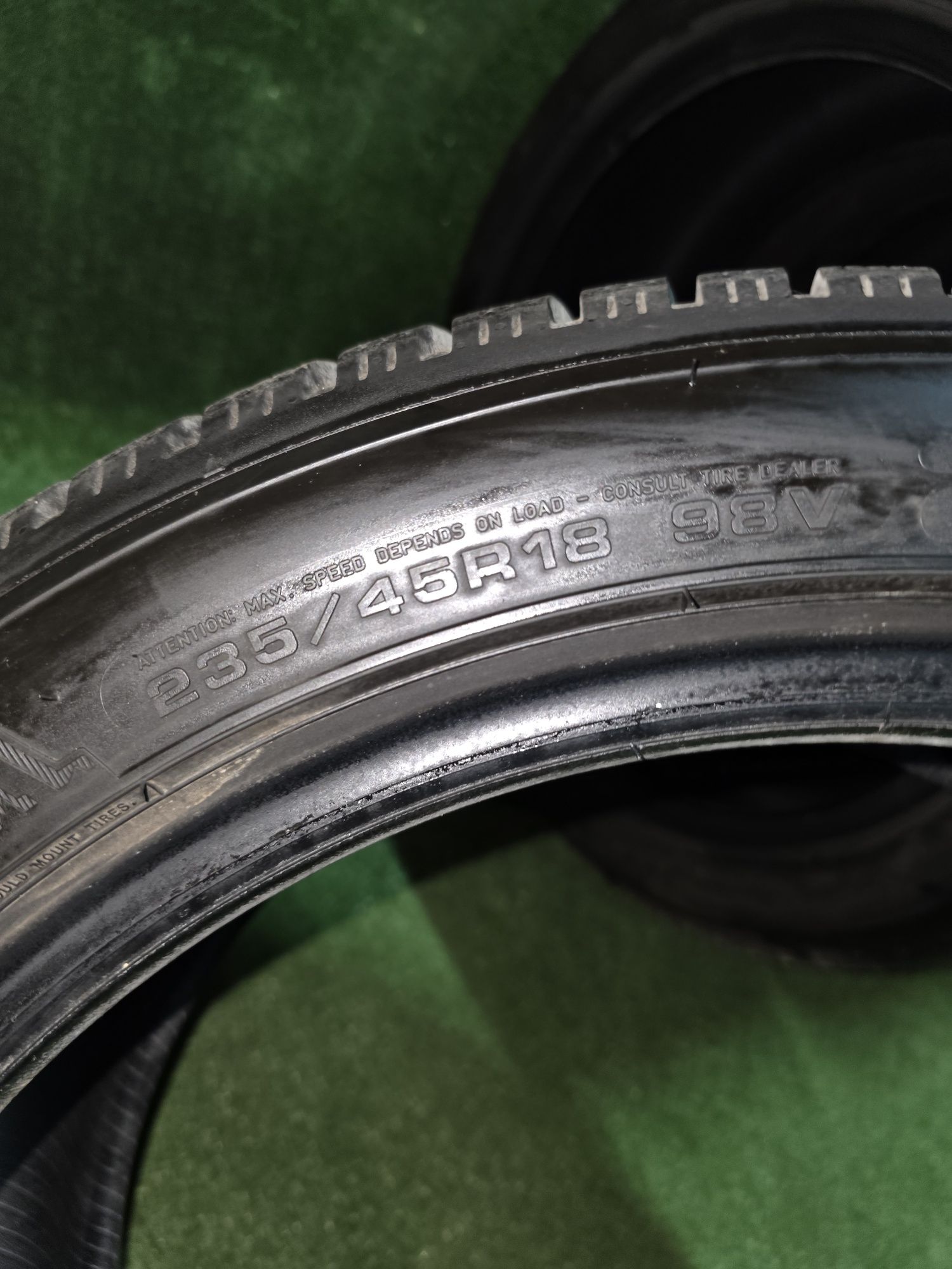 Sprzedam opony zimowe Dunlop  235/45R18 jak nowe